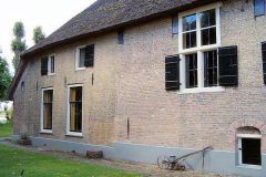 Verschillende-gevelvlakken-die-duiden-op-vroegere-verbouwingen