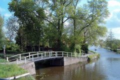 foto_Maasland_Brug-op-de-hoek-van-Kluiskade-en-Trekkade-met-achter-de-bomen-een-oude-boerderij