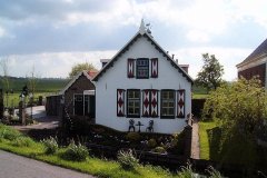 foto_Maasland_De-Commandeurskade-buiten-het-dorp-met-een-prachtig-monumentaal-pandje