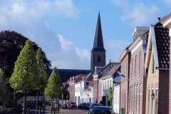 foto_Maasland_Oude-pandjes-langs-het-water-met-de-Hervormde-kerk-op-de-achtergrond