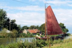 MDrace_Onder-zeil-en-met-een-jaaglijn-op-de-Vlaardingse-Vaart