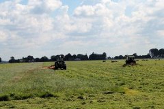 Als-het-weer-goed-is-moet-je-het-waarnemen-schudden-en-maaien-tegelijk