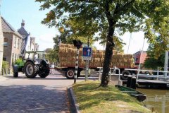 Vracht-hooi-bij-de-valbrug-in-Schipluiden