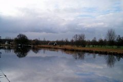 Winterse-spiegeling-in-de-Vlaardingse-Vaart