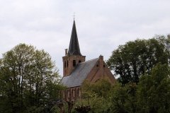 Aan-de-achterkant-van-de-kerk-zijn-nog-duidelijk-de-sporen-te-zien-waar-vroeger-het-koor-aangebouwd-was