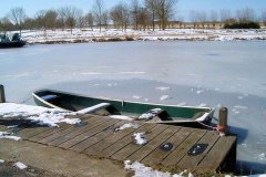 De-Vlaardingse-Vaart-vol-met-bevroren-sneeuw