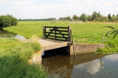 dam-met-geteerd-houten-hek